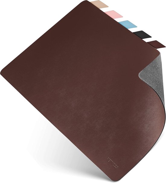 Tapis de bureau marron avec un dos gris. Cinq onglets colorés dépassent du coin.
