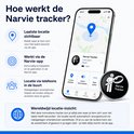 Een smartphone toont een kaart met een locatiepin en de Narvie app met de 'Narvie Tracker' met 100% batterij. Een zwarte ronde tracker met zilveren rand en Narvie logo ligt ernaast.
