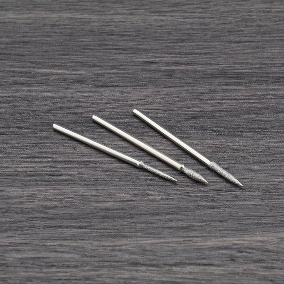 Rotary Burr 30 Stuks - Diamant Gecoat - Schachtdiameter 2,35 mm - Schachtlengte 46 mm - Voor Fijn Detailwerk - Geschikt voor Hout/Metaal/Glas - Boorset