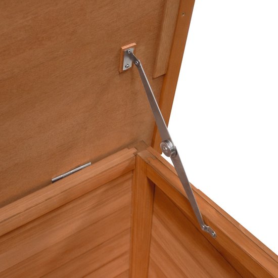 Detail van de scharnieren van het open dak van een houten hondenhok.