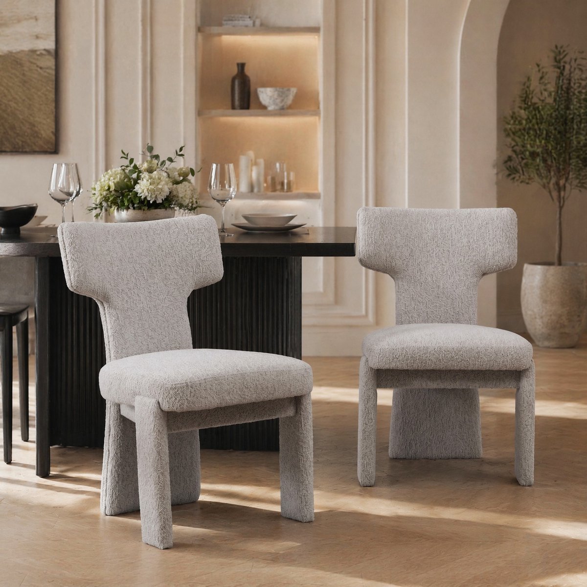 MEUNIQ eetkamerstoel set van 2 in beige chenille met houten onderstel, zonder armleuningen, gewatteerde zitting en opengewerkt design voor eetkamer en woonkamer