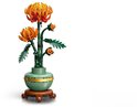 Chrysanthème LEGO avec deux grandes fleurs orange et trois bourgeons sur des tiges vertes, dans un vase vert jade.