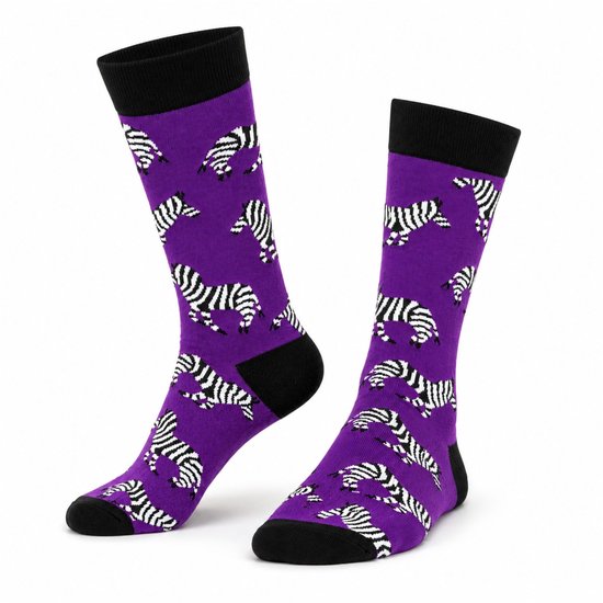 Paarse sokken met een patroon van rennende zebra's en zwarte boorden en tenen.