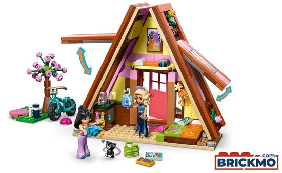 LEGO Friends Glamping Cabin met twee minipoppen, een zwarte kat, een boom en een turquoise motor.