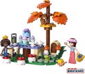 LEGO Friends speelset met twee poppen, een eekhoorn in een boom, paddenstoelen en een theetafel.