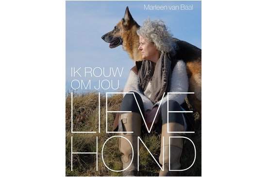 Een vrouw met krullend grijs haar en een hond zitten buiten, met de tekst 'Marleen van Baal, IK ROUW OM JOU, LIEVE HOND'.