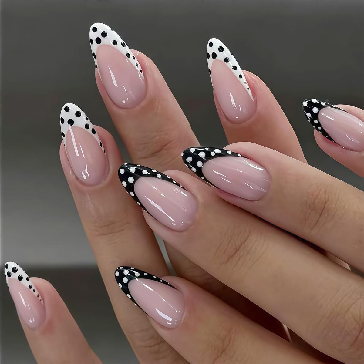 Press On Nails 24 stuks - zwarte en witte French tips - amandelvorm - eenvoudig aan te brengen - ShopVlot