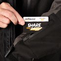 Hand die een 'MOTOGLOUZ' giftcard van 50€ uit een zak van de jas haalt.