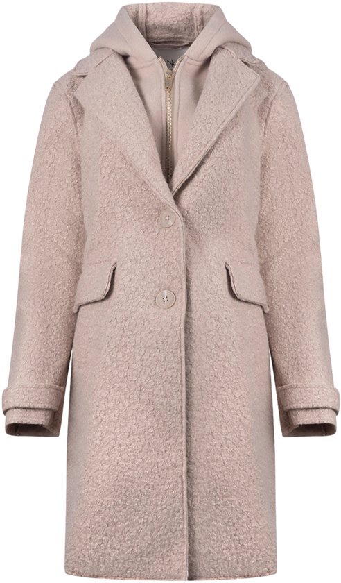 Manteau bouclette beige avec capuche, col à revers, boutons et poches à rabat.
