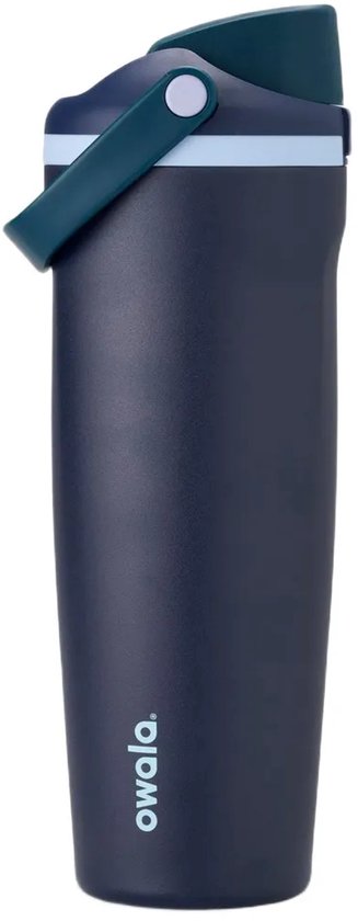 Donkerblauwe Owala FreeSip Sway fles met handvat en groene dop.