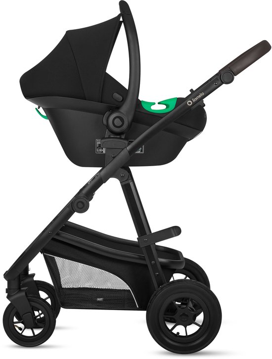 Zwarte kinderwagen met zwart autostoeltje en groene accenten.