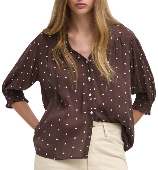 Chemisier marron à pois blancs et manches trois quarts, porté par une mannequin.