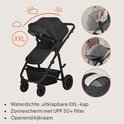 Zwarte kinderwagen met XXL zonnekap met ventilatievenster, verstelbare duwstang en opbergmand.