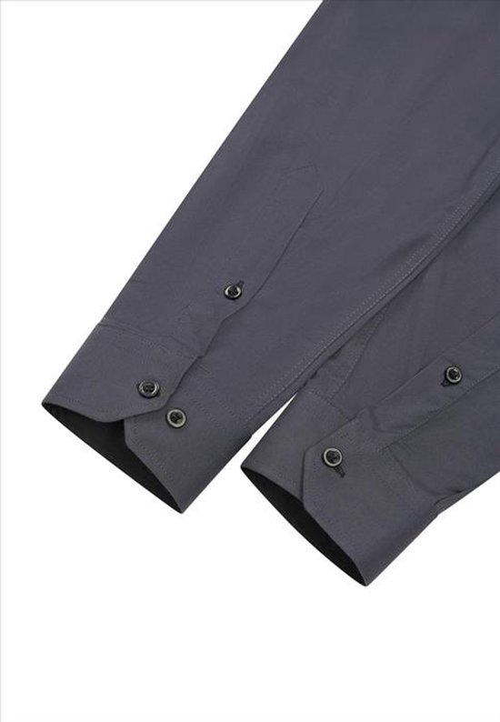 Detail van de manchetten van een antracietgrijs slimfit overhemd met knopen.