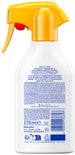 Witte sprayflacon met gele dop en rode trigger. Bevat 270 ml. Nivea Sun Kids & Babies Sensitive Protect.