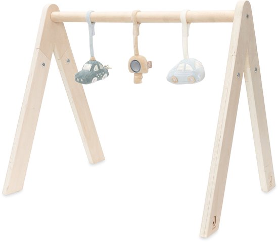 Houten babygym met drie hangende speeltjes: een grijs autootje, een beige rammelaar en een lichtblauw autootje.