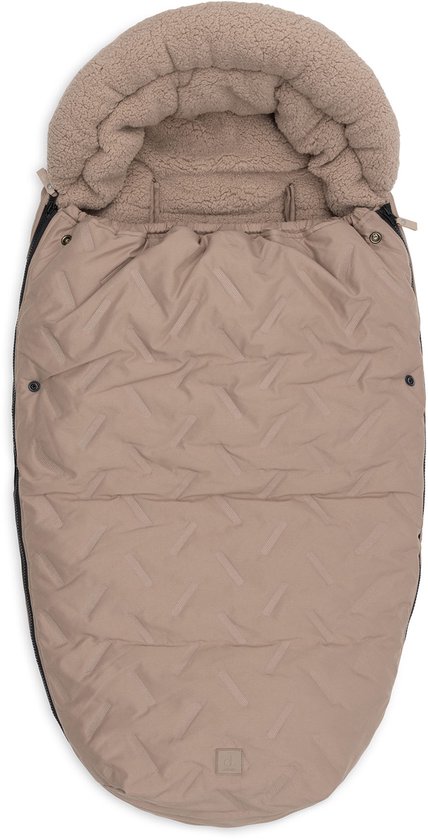 Beige voetenzak met capuchon, drukknopen en een Jollein logo op een vierkant label.