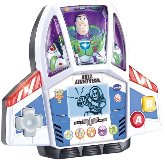 Buzz Lightyear in zijn cockpit, met knoppen en een scherm met pixelart. De cockpit is wit met blauwe en rode accenten.