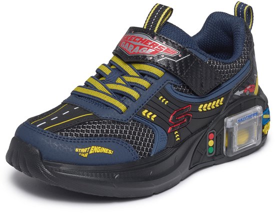 Donkerblauwe sneaker met zwarte elementen, gele veters, een "SKECHERS GARAGE" klittenbandsluiting en een lichtgevend detail.