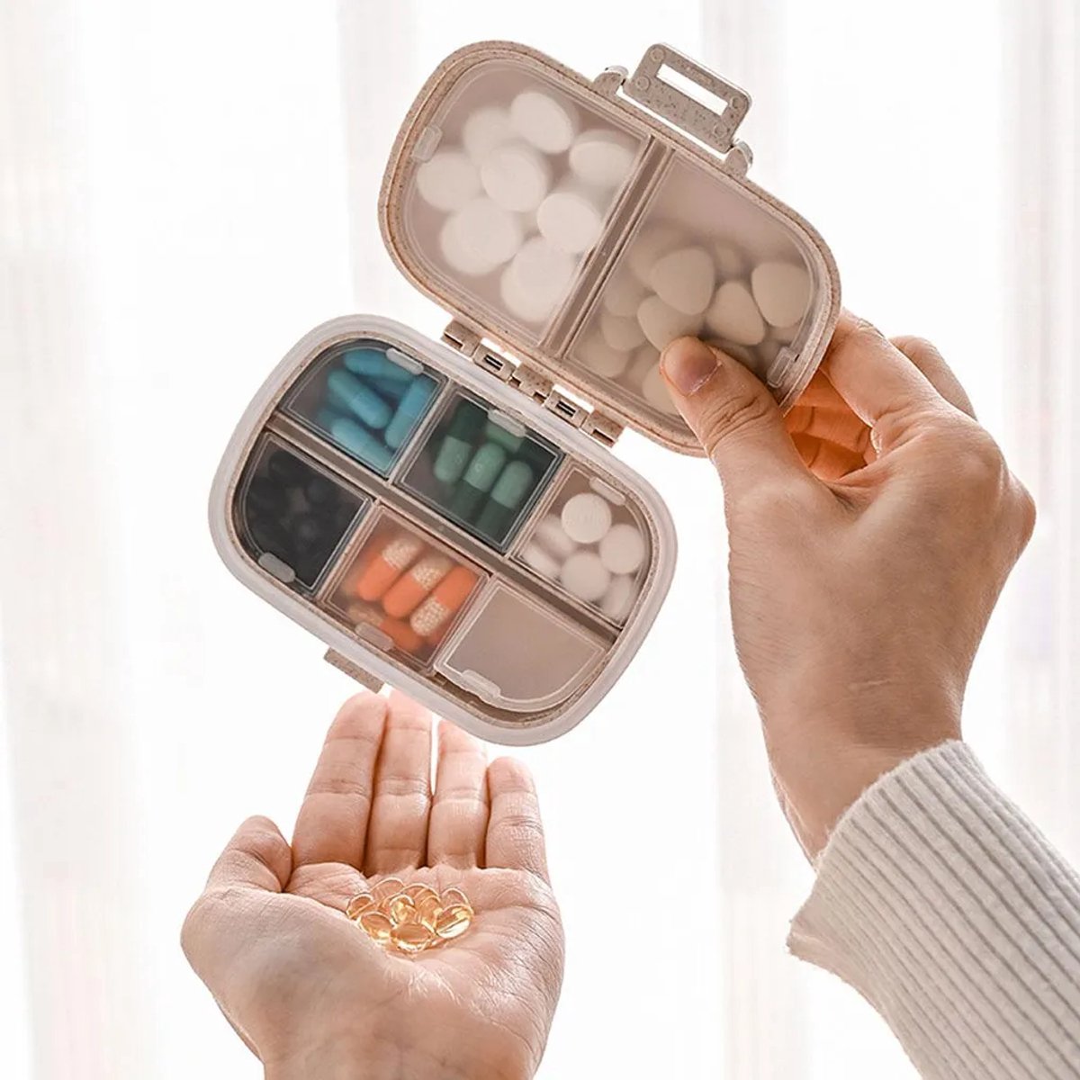 Een reispillendoosje Geschikt voor 8 vakjes, draagbaar pillendoosje, compact pillendoosje Geschikt voor in de handtas, draagbare medicijn- en vitamineverpakking, beige.