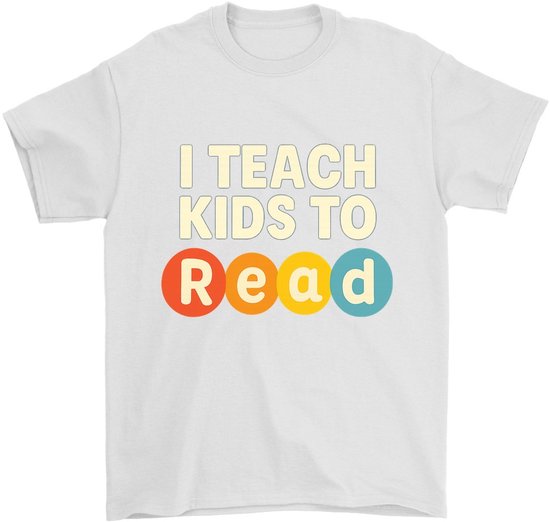 Wit T-shirt met de tekst 'I TEACH KIDS TO Read' in gele letters. De woorden 'Read' staan in rode, oranje, gele en blauwe cirkels.