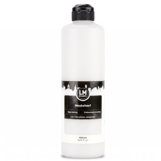 Witte fles met zwarte dop en zwart/wit label met "LM kreativ Meubelverf". Inhoud 500 ml.