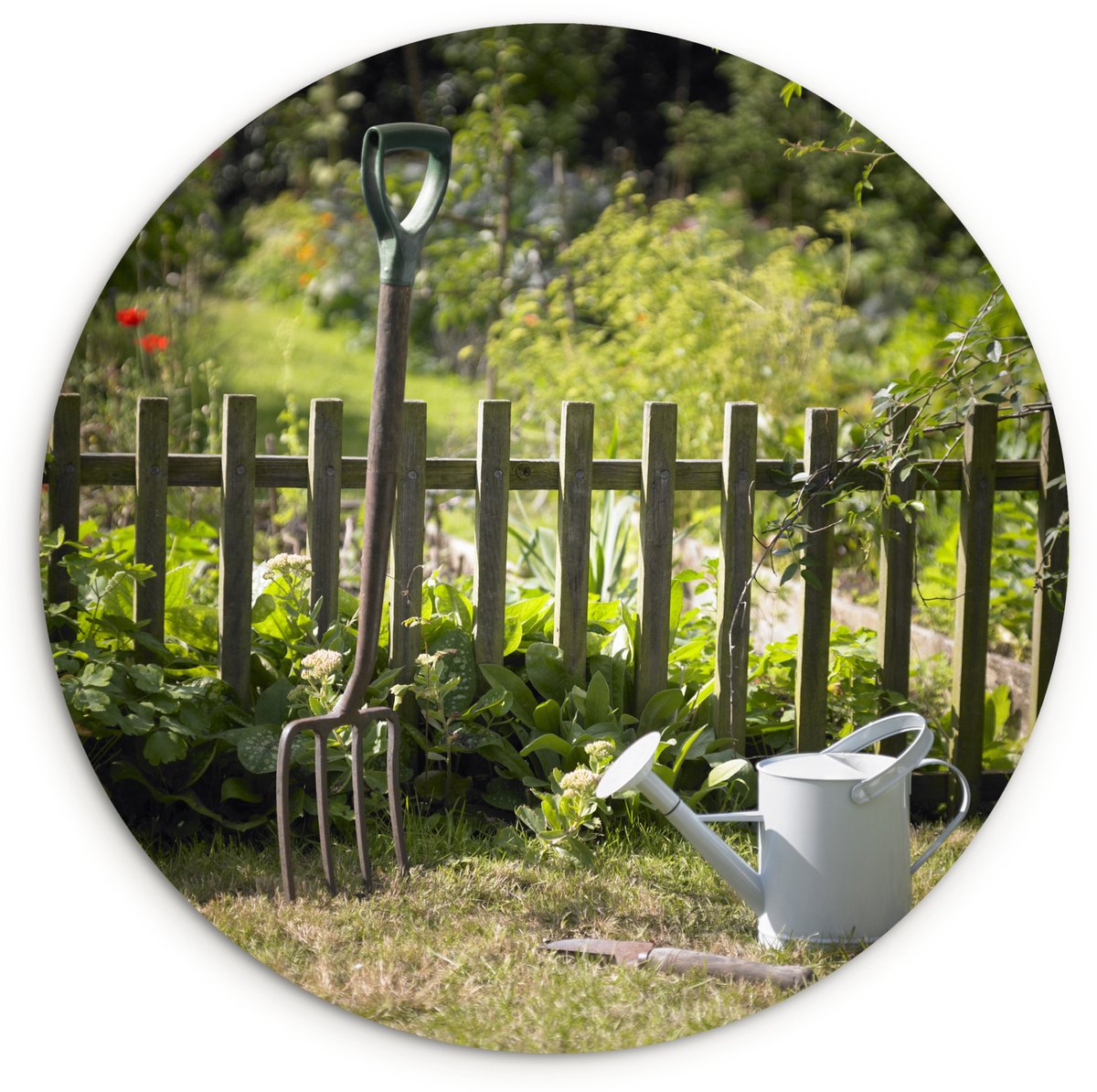 WallCircle® Wandcirkel 30x30 cm - Muurcirkel Een hooivork en een gieter in een tuin - Muur