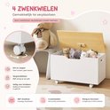Witte opbergkist op zwenkwielen, met open deksel en speelgoed erin.