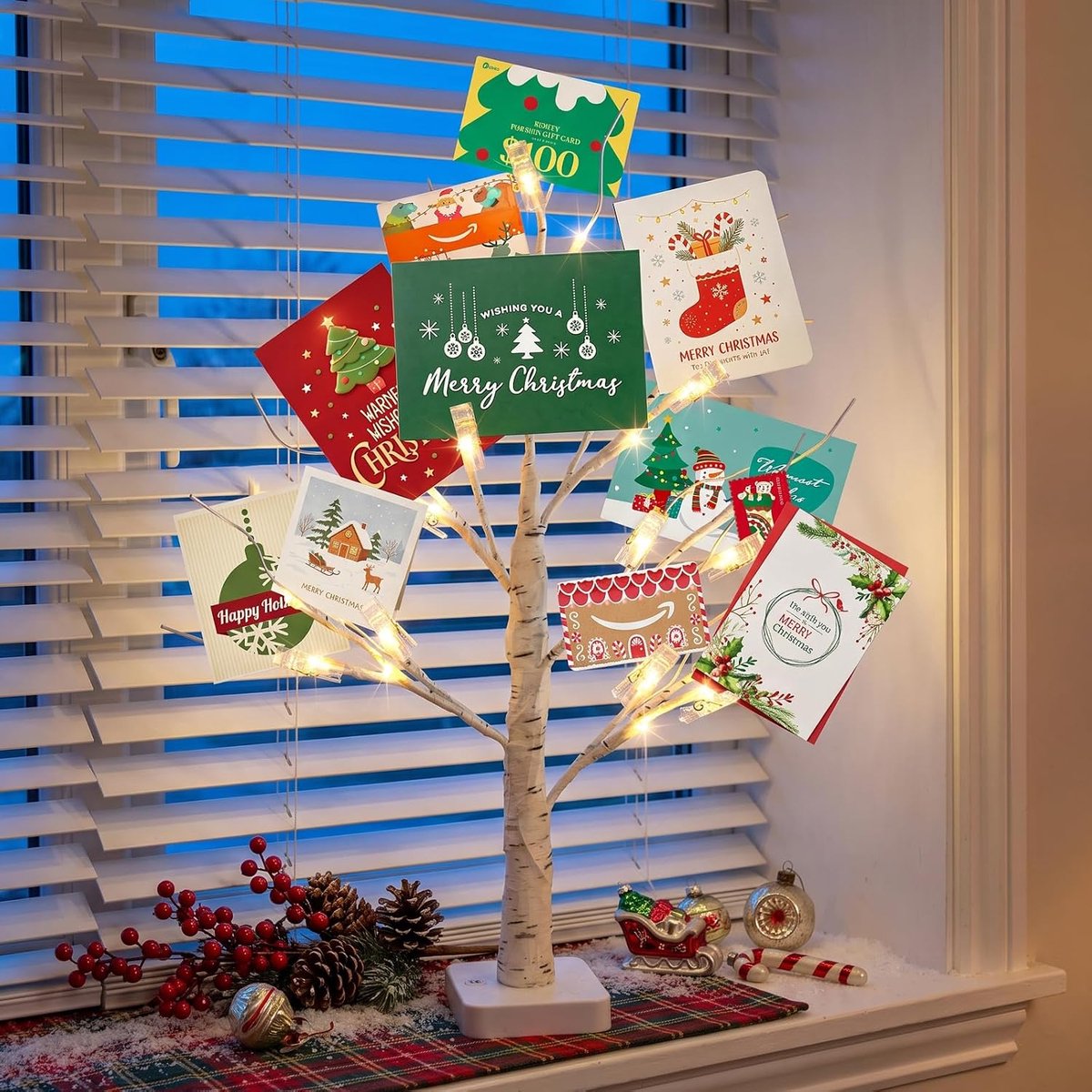 Woondecoratie - Kerstversiering - Cadeauboom met LED-verlichting - 60 cm - Berkenboom met 24 LED's en 12 Transparante Clips - USB en Batterijvoeding - Voor Kaarten, Foto's en Decoratie - Wit