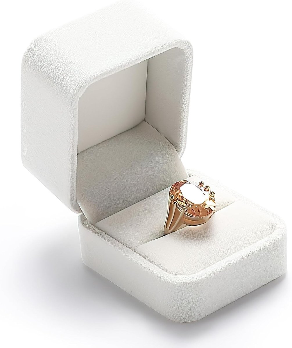 Elegante ringdoos in puur wit met zachte voering, perfect voor huwelijken, verlovingen en sieradenpresentaties