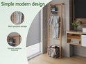 Moderne bamboe decoratieladder met 7 sporten, met grijze handdoeken en badjas.