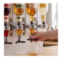 Hand schenkt goudkleurige drank uit een fles met etiket 'Aged 12 Years' in een glas.