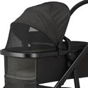 Zwarte kinderwagen reiswieg met mesh ventilatie en kap.