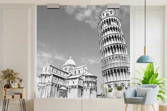 Behang - Fotobehang Zwart-wit beeld toren van Pisa naast oude kathedraal - Breedte 350 cm x hoogte 350 cm