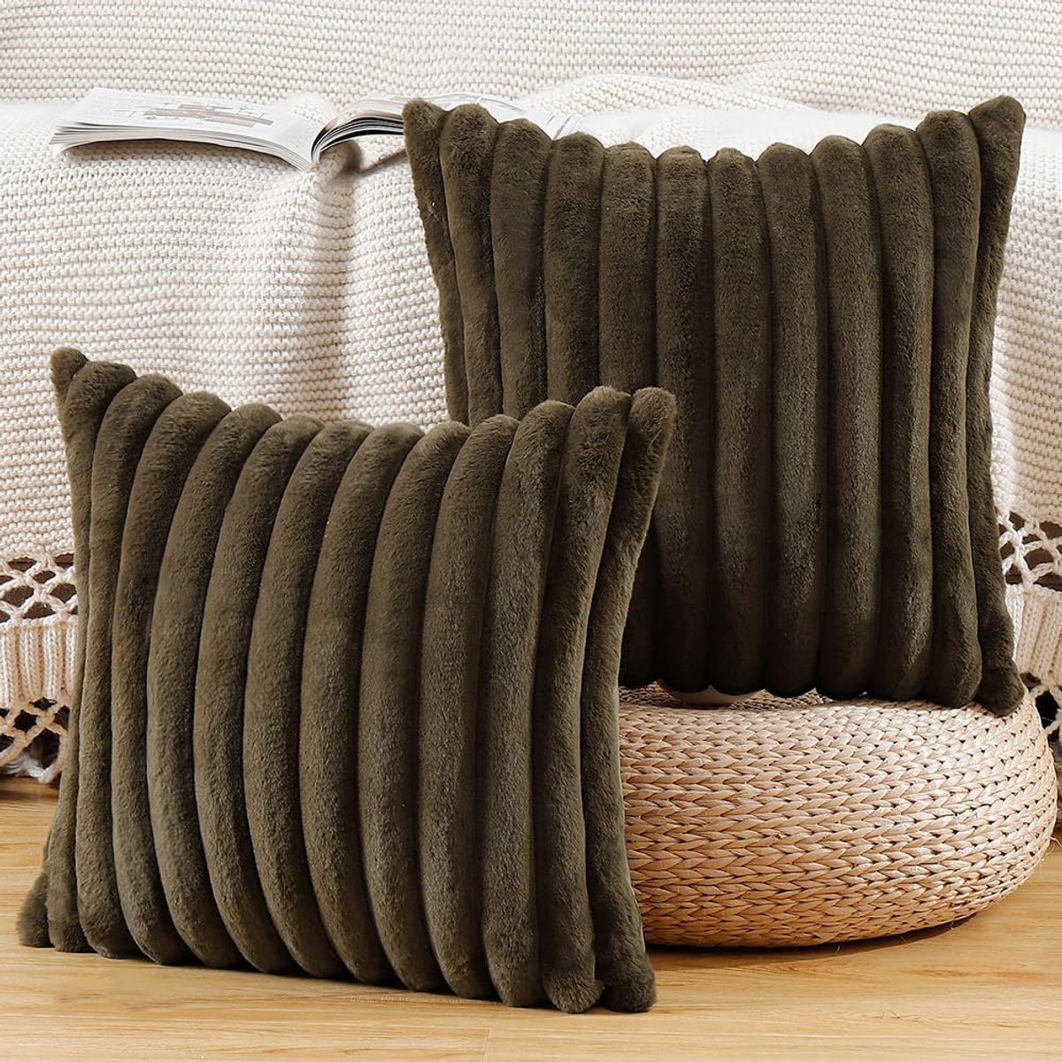 Set van 2 namaakwollen pluche decoratieve kussenslopen fluffy zachte decoratieve kussenhoes voor bank slaapkamer kussensloop 45x45 cm Donkerbruin