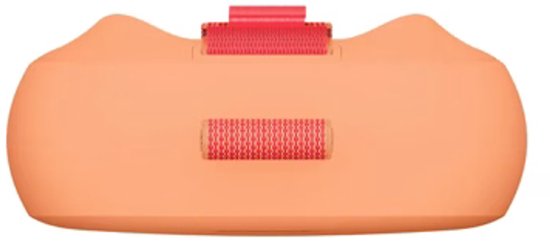 Compacte perzikkleurige speaker met een oranje stoffen lus aan de bovenkant.