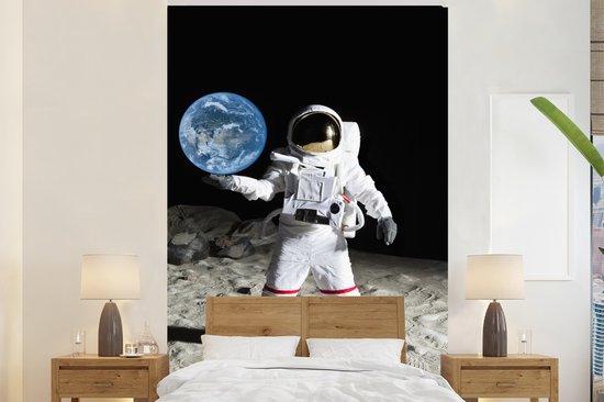 Behang - Fotobehang Astronaut - Maan - Aarde - Breedte 160 cm x hoogte 240 cm