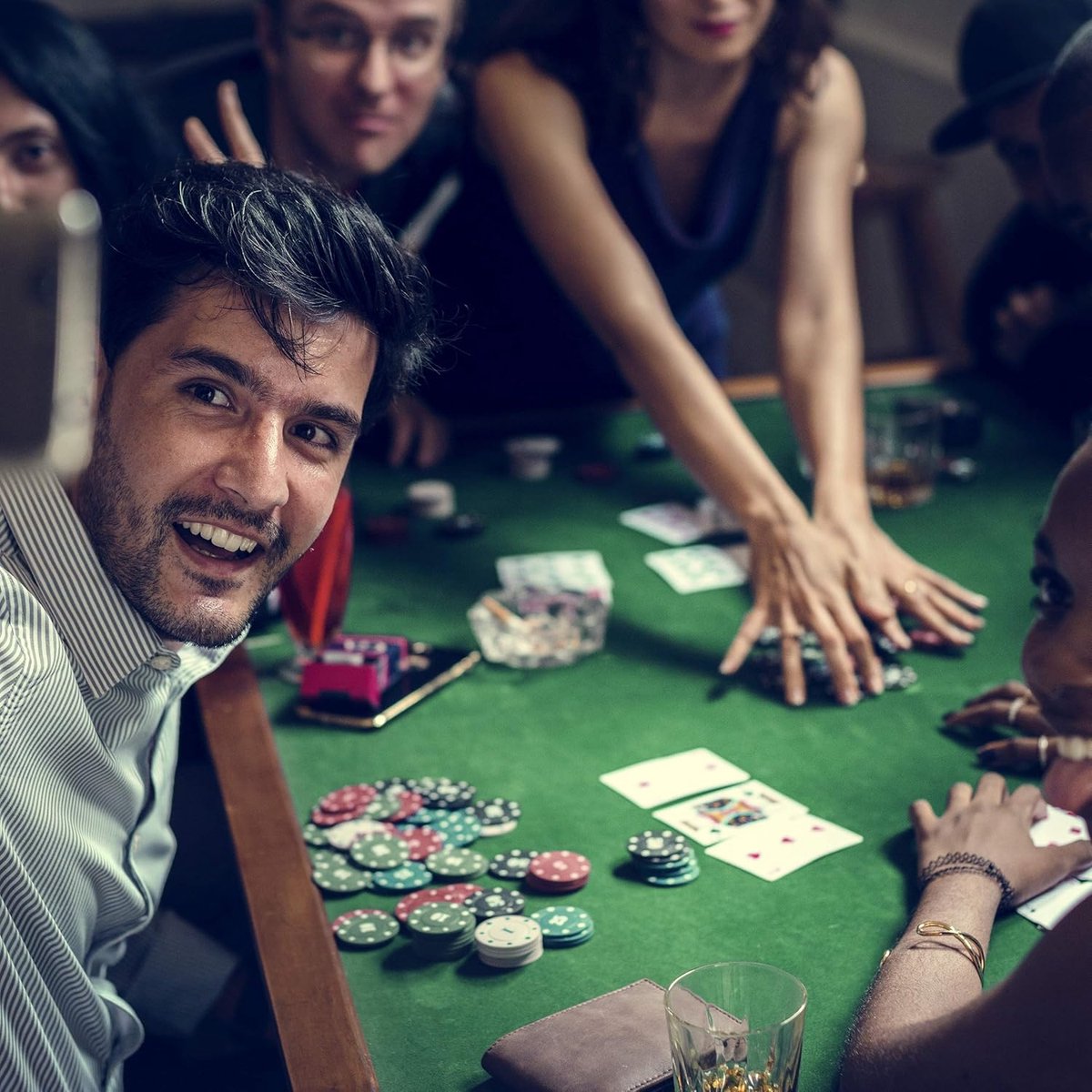 Thijox - Pokerkoffer met 300 Laserchips, 2 Kaartspellen, 5 Dobbelstenen, Button, Afsluitbare Aluminium Koffer, Zilver - Perfect voor Pokeravonden, Fee