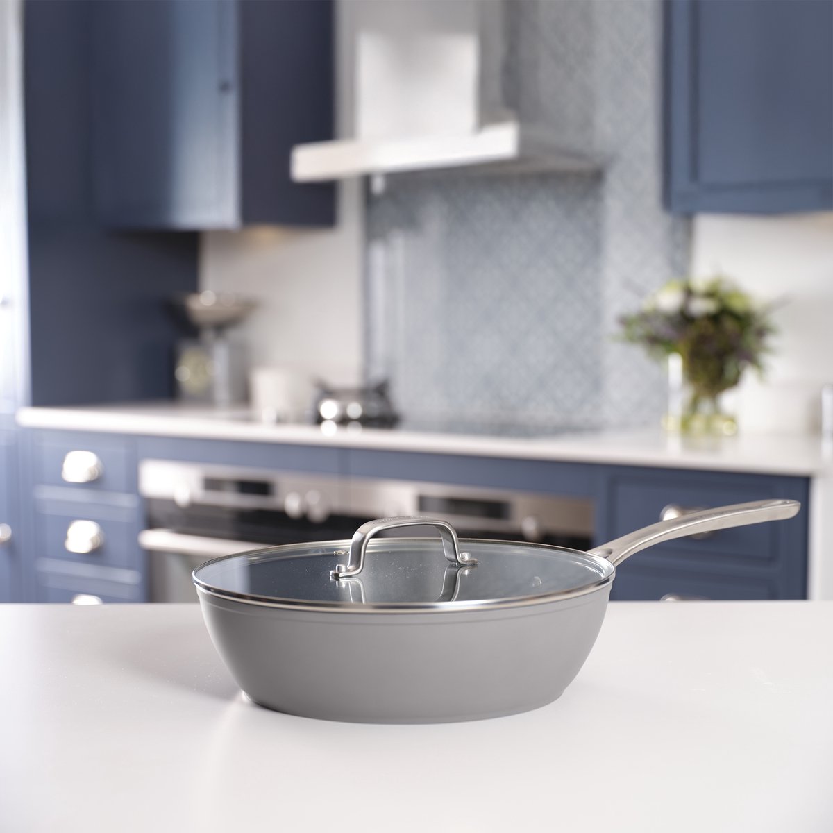 Laura Ashley - 28 CM antiaanbaklaag PFOA-vrije gesmede aluminium frituurpan met glazen deksel - Donker Duifgrijs - By Pendeford