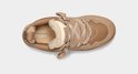 Bovenkant van beige UGG sneaker met bont voering en gevlochten veters.