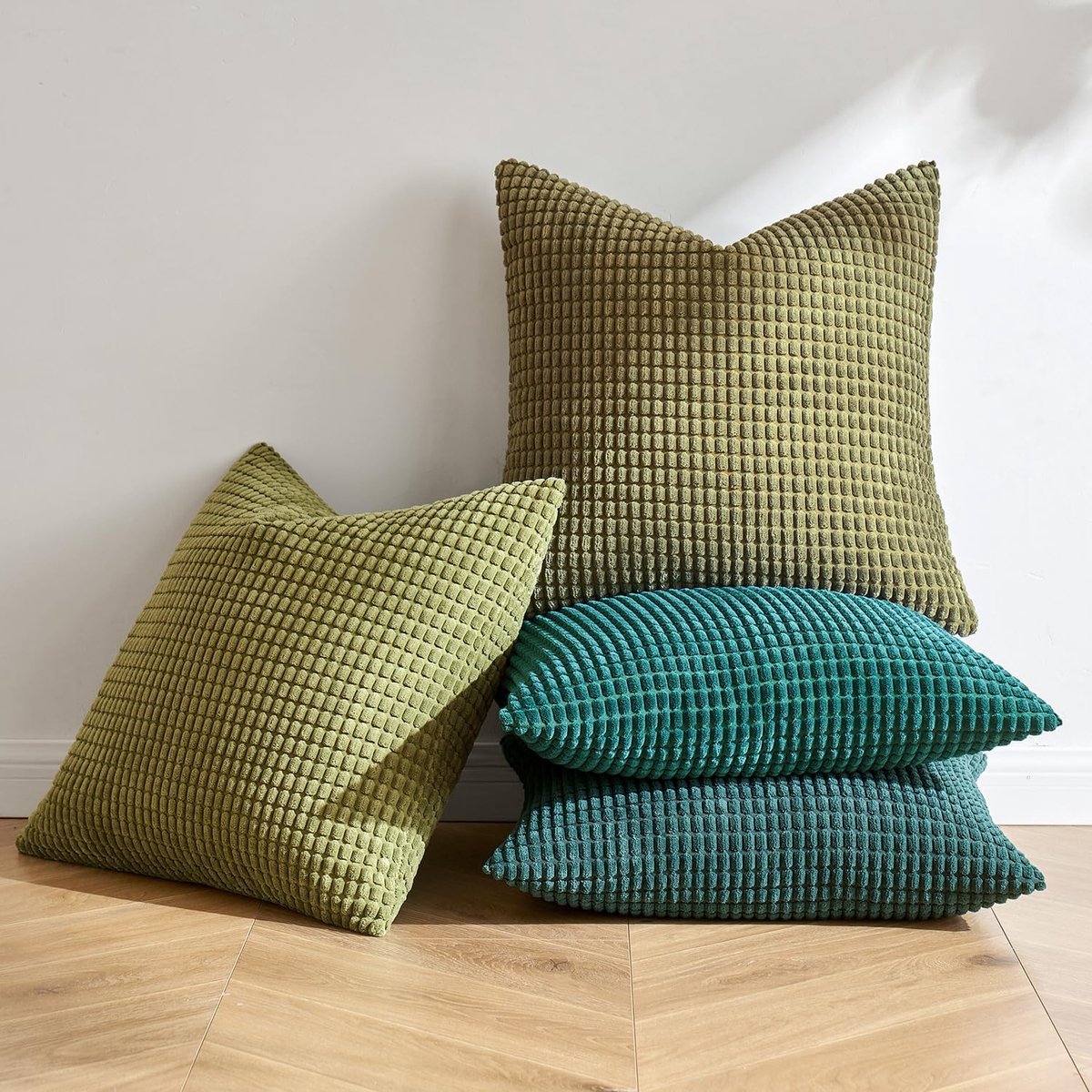 Kussenhoezen, gestreepte corduroystof, vierkante kussenhoezen, decoratieve kussenslopen met onzichtbare rits voor sofa, stoel, bank en slaapkamer, 50 x 50 cm, set van 4 hoezen, groene serie