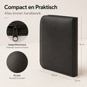 Een zwarte PU leren naaiset, 18 x 16,5 x 2,5 cm.