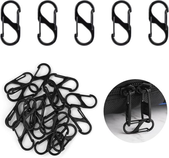 Een verzameling van 16 zwarte karabijnsluitingen en 5 zwarte S-vormige clips, met een detailweergave van ritsclips op een tas.