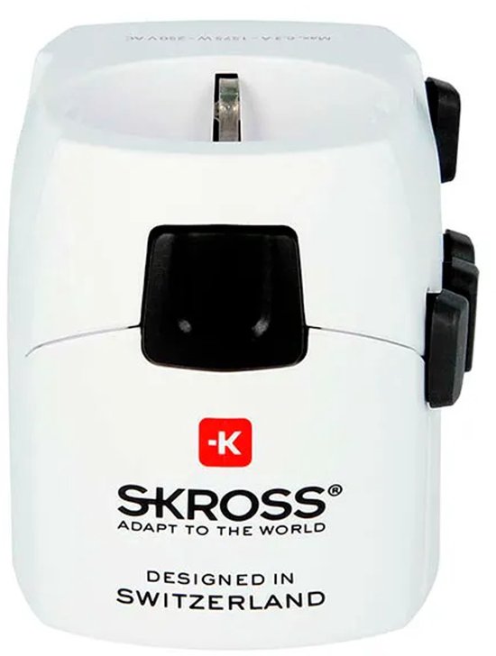 Witte SKROSS reisadapter met 'Designed in Switzerland' tekst en zwarte knoppen.