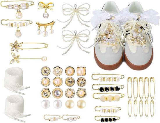 Een verzameling van diverse sieraden en accessoires, waaronder broches, veiligheidsspelden, strikken, kant en sneakers.