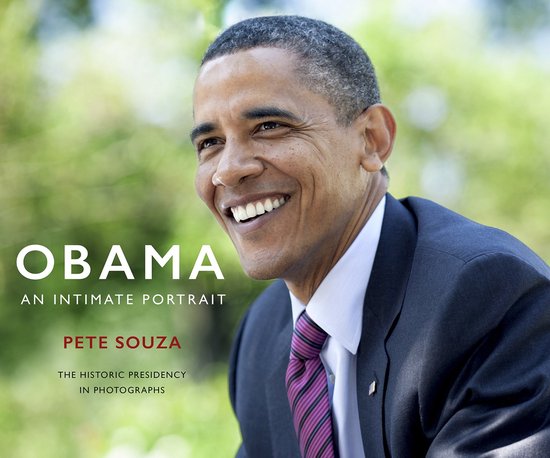 Portrait de Barack Obama souriant portant un costume avec une cravate. Titre : Obama An Intimate Portrait.