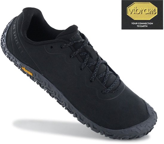 Zwarte Merrell Vapo Glove 6 LTR schoen met veters en de tekst "Vibram - Your Connection to Earth".