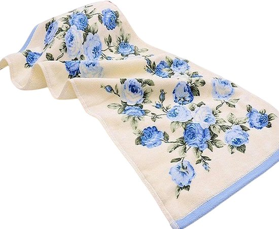 Crèmekleurige handdoek met een blauw rozenpatroon en een bijpassende blauwe rand.