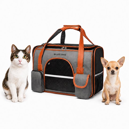 Grijze draagtas voor huisdieren met bruine accenten, met een kat en een chihuahua ernaast.