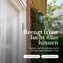 Een witte deur met een doorzichtige lamellenhor, die frisse lucht naar binnen laat. "Brengt frisse lucht naar binnen".